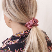 Set di ispirazione Ogni giorno un nuovo look con gli elastici per capelli