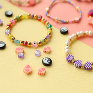 Set di ispirazione Ecco come creare i braccialetti più carini con perline in polimero e acrilico