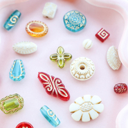 Set di ispirazione Crea il tuo mix & match con perline in acrilico con accenti dorati