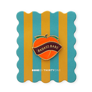 BY31&reg; Pin "Badass babe" su un cartoncino blu ottanio-arancio bruciato-rosa salmone-bordeaux-oro