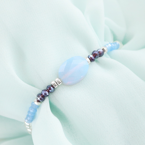 Ecco come creare braccialetti e orecchini super trendy con le perline sfaccettate: