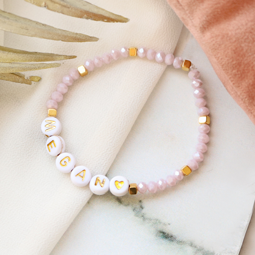 Cerchi l&rsquo;ispirazione? Questi bracciali li puoi creare facilmente con le perline alfabeto in acrilico: