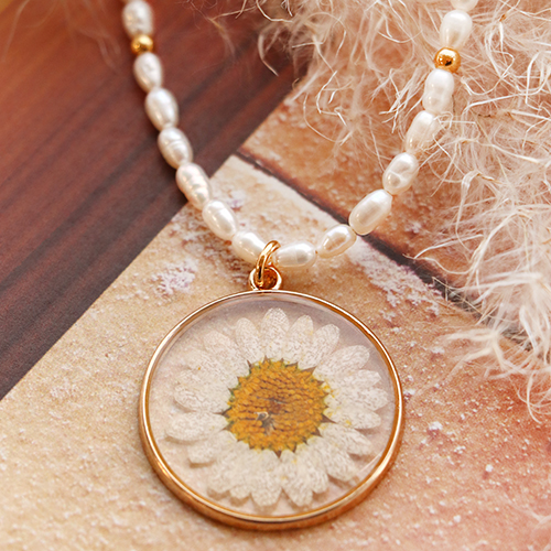 I gioielli pi&ugrave; belli? Creali usando i ciondoli con i fiori secchi!