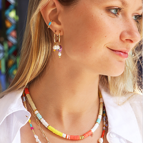 Lasciati ispirare da questi gioielli allegri e coloratissimi in stile wanderlust 