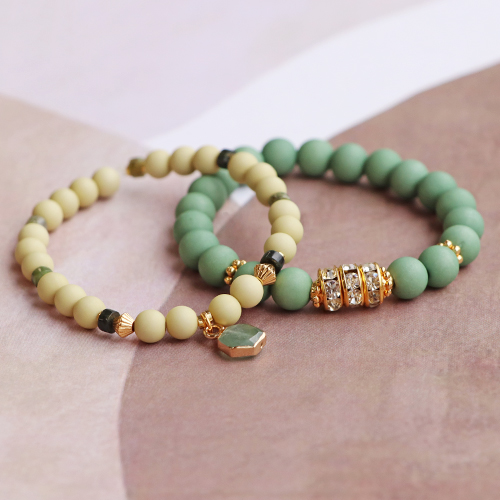 Idee creative per gioielli di tendenza con perline in acrilico in bellissimi colori