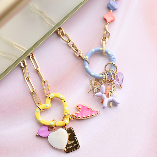 Ecco come creare allegre collane, bracciali e portachiavi o borse
