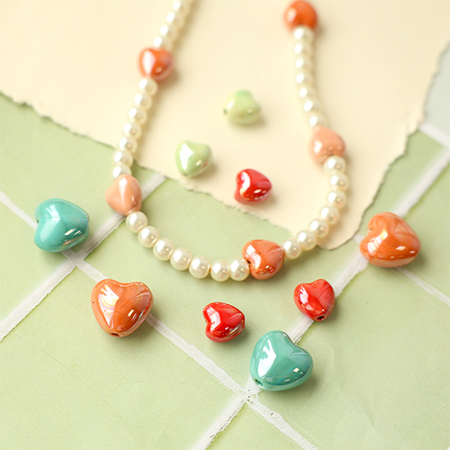 Tempo di ispirazione con perline di ceramica a forma di cuore