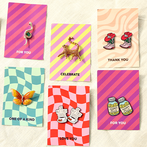 Dai un tocco giocoso alla tua collezione con le nostre nuove spille e pins