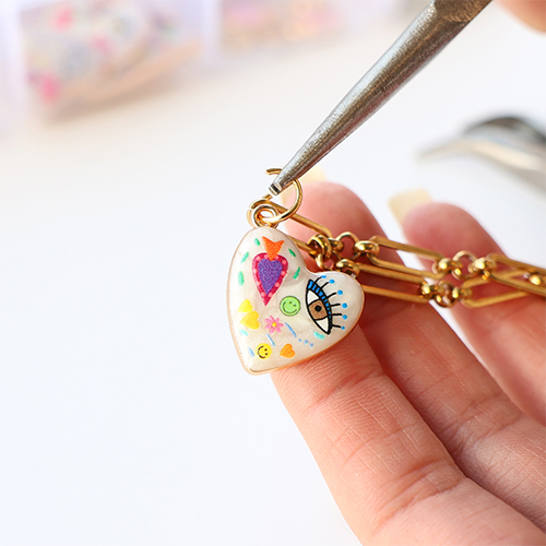 Crea una collana funky con ciondoli in metallo con smalto