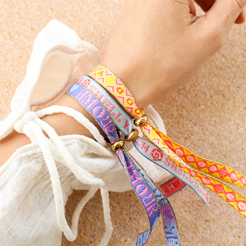 Crea braccialetti unici con nuovi nastri e chiusura a perline scorrevoli