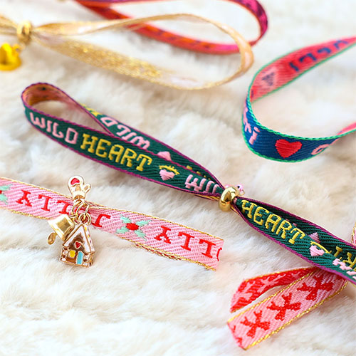 Crea braccialetti e regali festivi con il nastro BY31&reg; e campanellini
