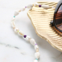 Accessori estivi da realizzare con cordoncino macram&egrave;, perle d&rsquo;acqua dolce e perline a forma di conchiglia: