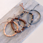 Guarda qui come puoi realizzare da te stupendi bracciali con le perline in legno: 