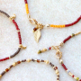 Con le perline Miyuki puoi realizzare questi braccialetti alla moda: 