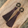 Lasciati ispirare! Ecco come realizzare orecchini trendy con nappine grandi: