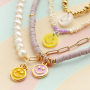 Realizza bellissime creazioni con questi ciondoli smiley di tendenza in plexx e metallo DQ.