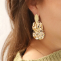 Idee creative per orecchini con ciondoli e distanziatori in oro e argento