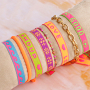 Mettiti all&rsquo;opera con il nastro con testo per creare bracciali di tendenza