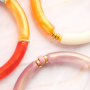 Lasciati ispirare e realizza bracciali con perline in acrilico a tubo lucide