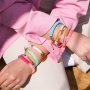 Idee per braccialetti con perline in acrilico, perline sfaccettate e nastro con testo