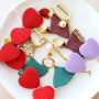 Crea una collezione statement con perline in acrilico e ciondoli 