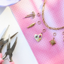 Crea una collana funky con ciondoli in metallo con smalto