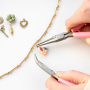 Crea una collana funky con ciondoli in metallo con smalto