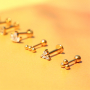 Momento di ispirazione con piercing in acciaio inossidabile