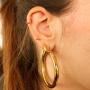 Momento di ispirazione con piercing in acciaio inossidabile