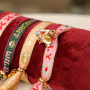Crea braccialetti e regali festivi con il nastro BY31&reg; e campanellini