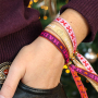 Crea braccialetti e regali festivi con il nastro BY31&reg; e campanellini