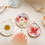 Creare gioielli classici con ciondoli ai fiori secchi