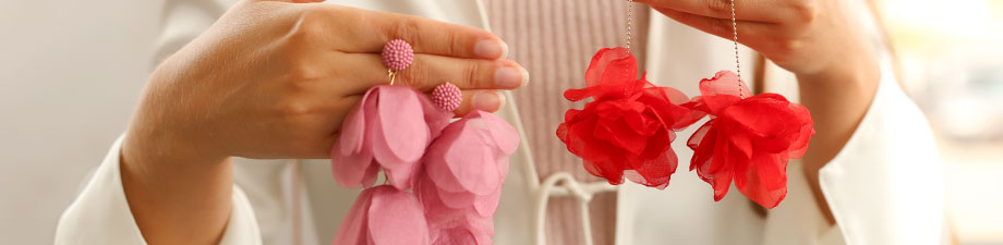 Novit&agrave;! Orecchini alla moda a forma di fiori e fiocchi